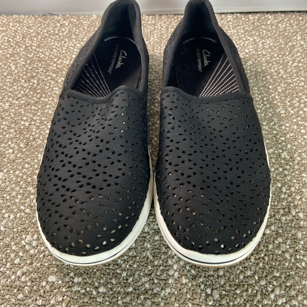 Clarks  Cloudsteppers Women's Black Slip-On. Pre-Owned Very good condition.